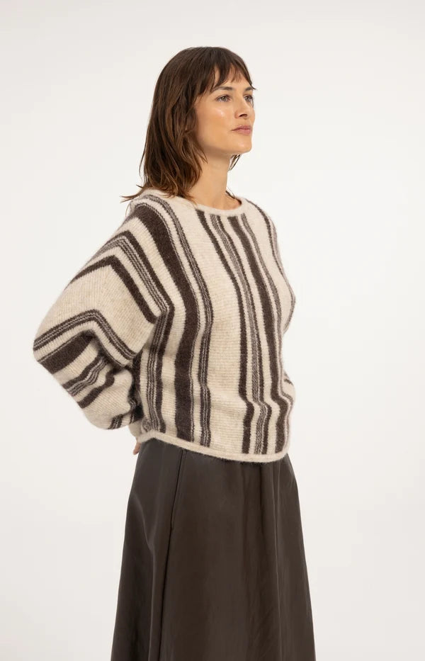 boat-neck-sweater-with-striped-pattern-light-beige-dessin_1113d880-cec5-4700-81c9-ea8130f041d9