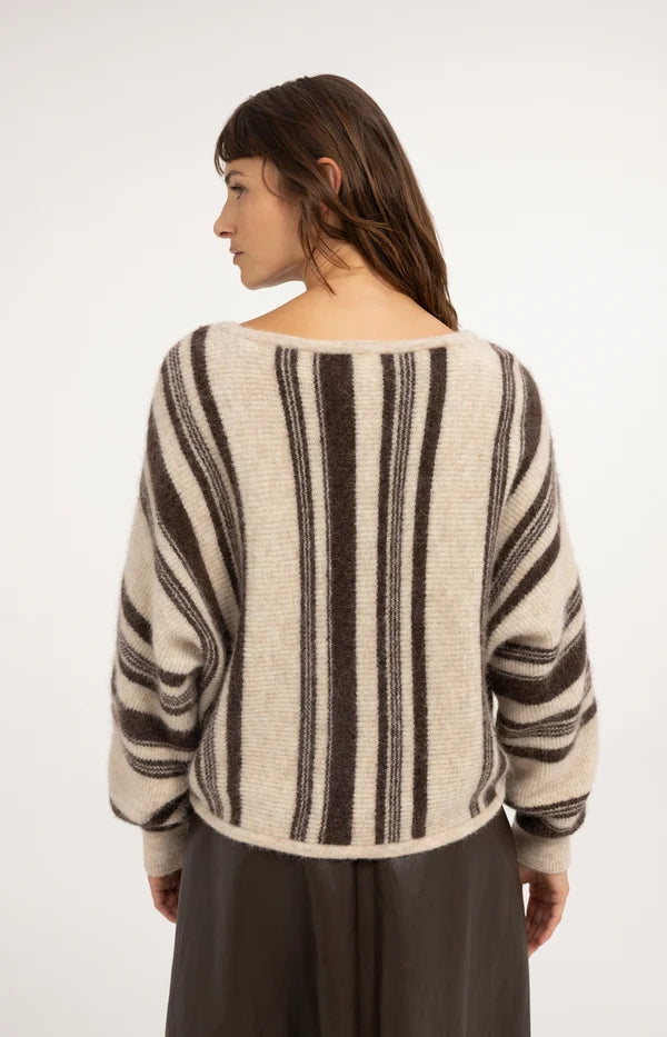 boat-neck-sweater-with-striped-pattern-light-beige-dessin_9cd56892-9c90-41ea-96b0-2b44d11eea38