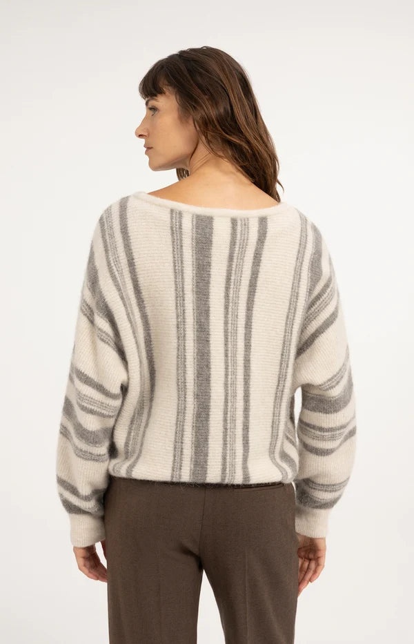 boat-neck-sweater-with-striped-pattern-off-white-dessin_8b0f1e4a-f092-48ce-93da-326df2cfe722
