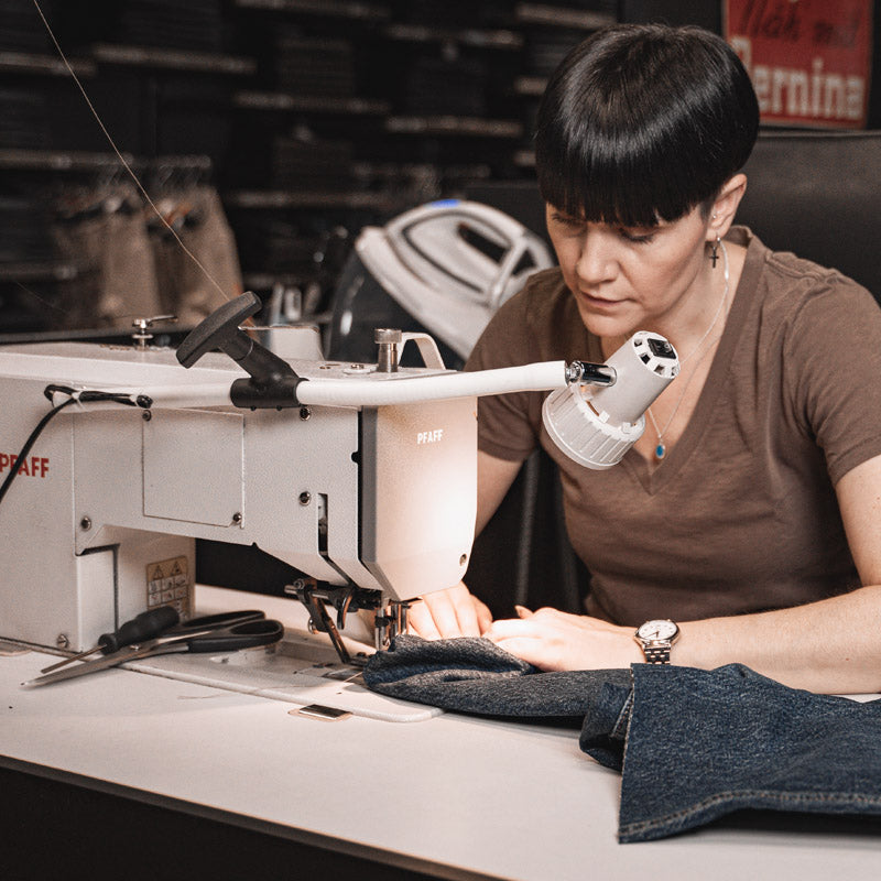 Schneiderin passt eine Jeans vor Ort an - gratis Aenderungsservice bei House of Jeans