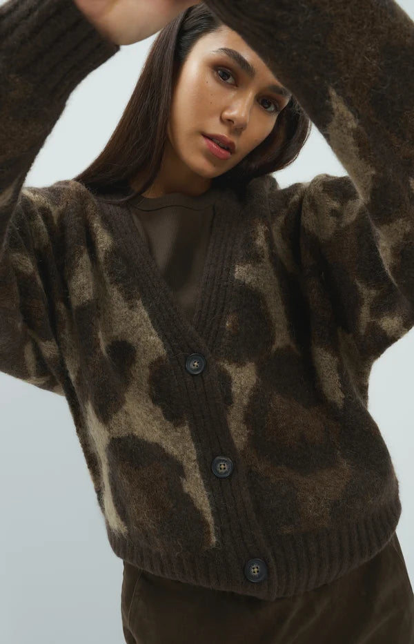 knitted-cardigan-with-pattern-and-batwing-sleeves-cocoa-brown-dessin_78e19386-01f4-4478-84c4-71076b36f1be