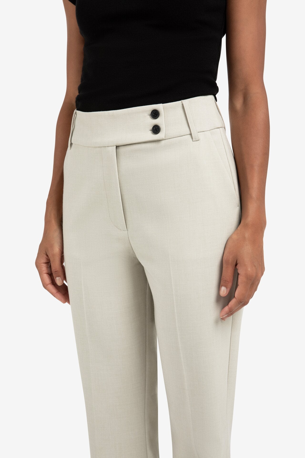 yaya-hose-mit-schickem-bund-